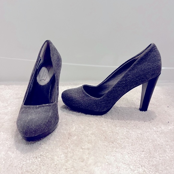 Women’s Banana Republic size 7.5 grey material pumps 4 inch heels - Picture 1 of 4